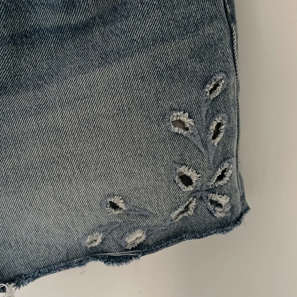 Cutest Light Wash Cutoff Levi’s Shorts With Floral Eyelet Detail! - Picture 9 of 12